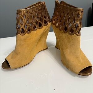 Elie Tahari Suede & Leather Cutout Wedge Sandals –‎ Mustard/Gold, Size 39.5